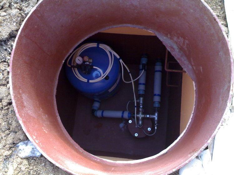 Le système de pression suppose le récepteur et la pompe Isolation des conduites d'eau dans une maison privée