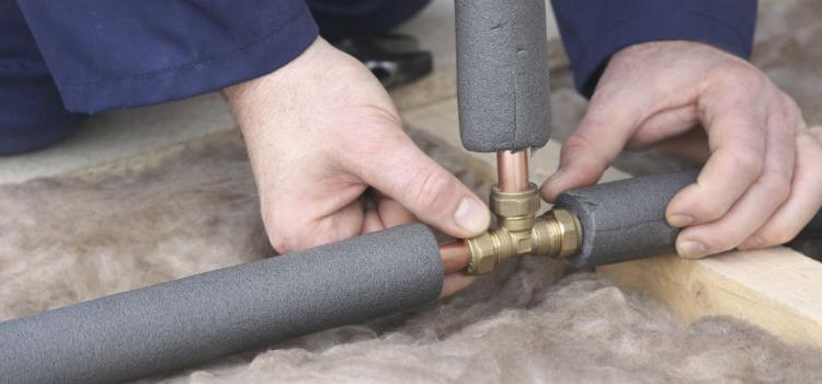 Il est nécessaire d'isoler les tuyaux et vous pouvez le faire avec une variété de matériaux Isolation des conduites d'eau dans une maison privée