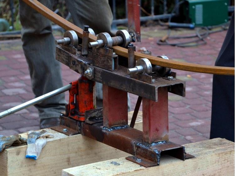 Le laminage est également appelé roulage d'un tuyau sur une machine spéciale afin d'obtenir une pièce pliée. Roulage de tuyaux