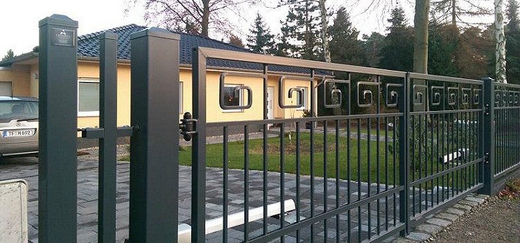 Sur la base de tuyaux carrés ou rectangulaires, des portes de toute complexité peuvent être réalisées Porte de bricolage à partir d'un tube profilé