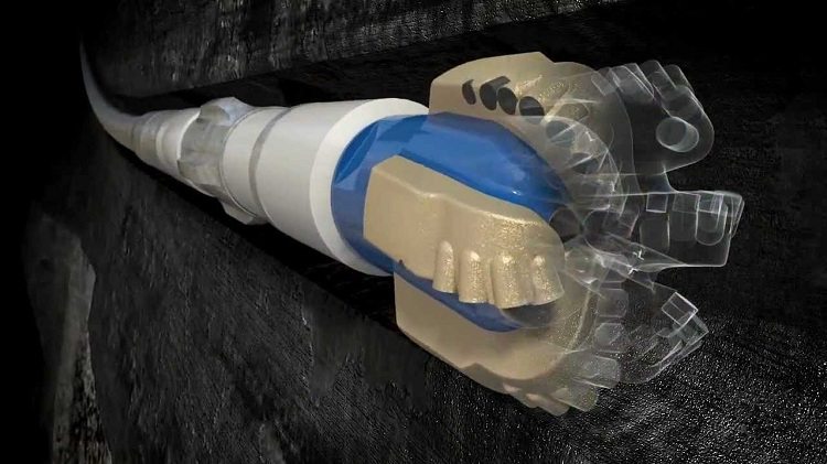 Pour la pose d'un nouveau tuyau, la taille du tunnel peut être augmentée à l'aide d'un dispositif spécial Remplacement de tuyaux sans tranchée