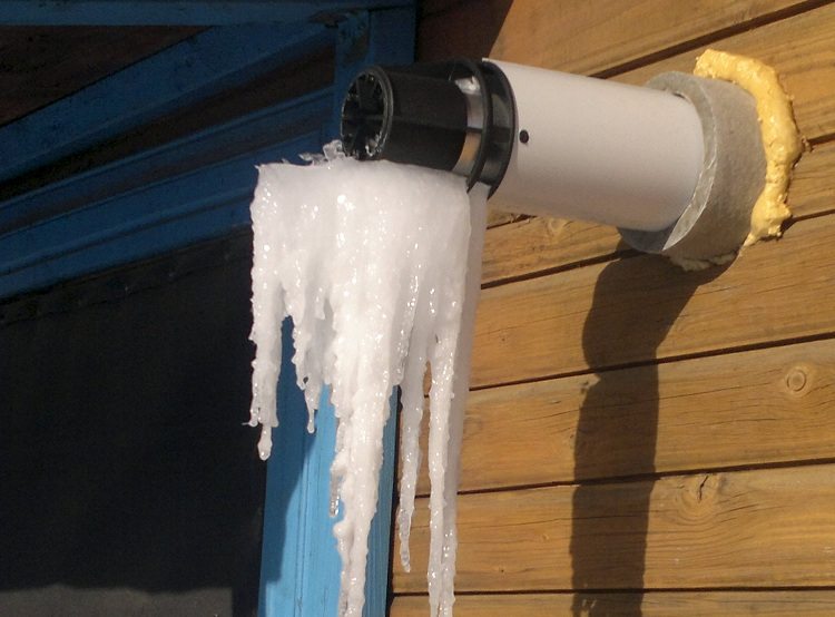 Un des inconvénients des cheminées de ce type est le givrage en hiver, mais cela est souvent dû à une mauvaise installation Cheminée coaxiale pour chaudière à gaz