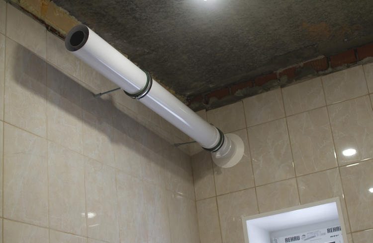 Le tuyau doit être bien fixé avec des colliers et le lieu de son passage à travers le mur doit être fermé avec des recouvrements spéciaux Cheminée coaxiale