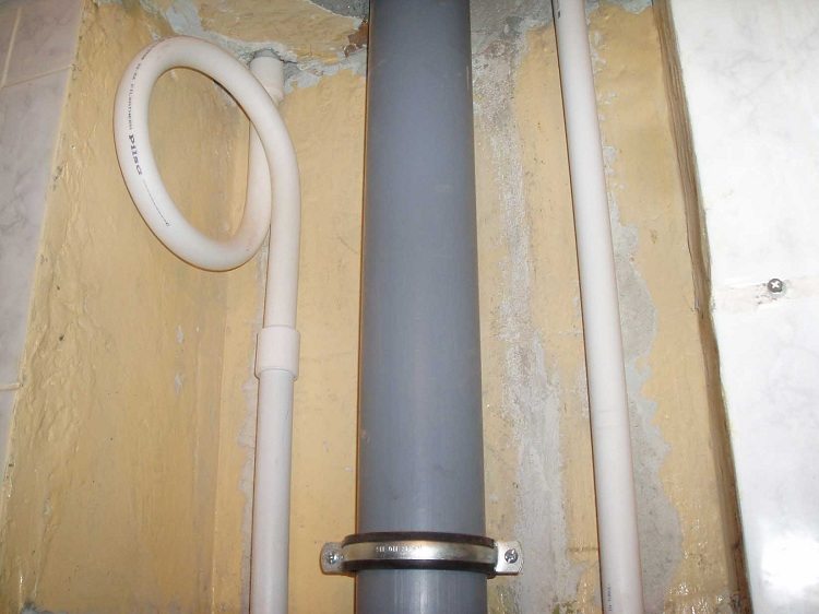 Le compensateur le plus simple est une petite boucle de tuyaux en plastique Compensateurs pour tuyaux en polypropylène