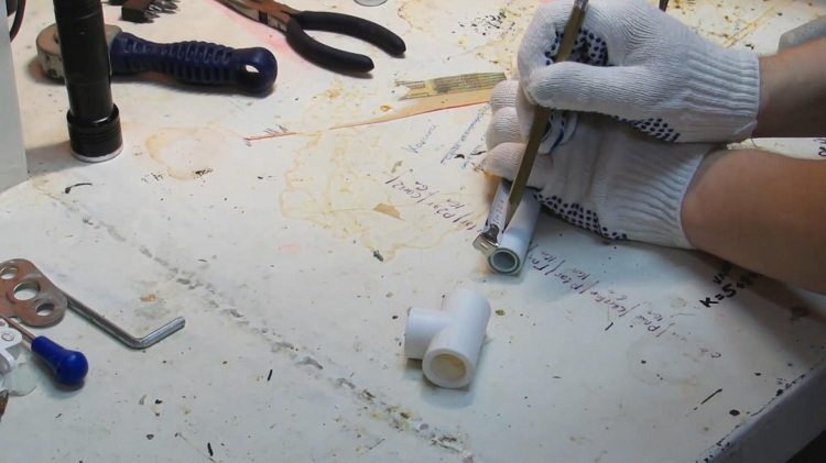 Si vous prévoyez d'installer un joint de dilatation en plastique, la technologie pour le connecter aux pièces du pipeline n'est pas différente de l'installation des tuyaux eux-mêmes Compensateurs pour tuyaux en polypropylène