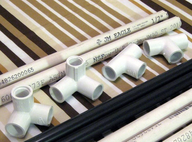 Pour les serres, des tuyaux de section circulaire sont utilisés, ils sont plus pratiques à utiliser et il est facile de ramasser des éléments de connexion - raccords Serre faite de tuyaux en polypropylène