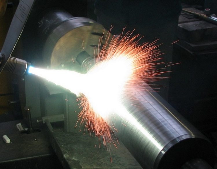 La projection thermique vous permet de traiter rapidement des tuyaux de grand diamètre Tuyau galvanisé électrosoudé