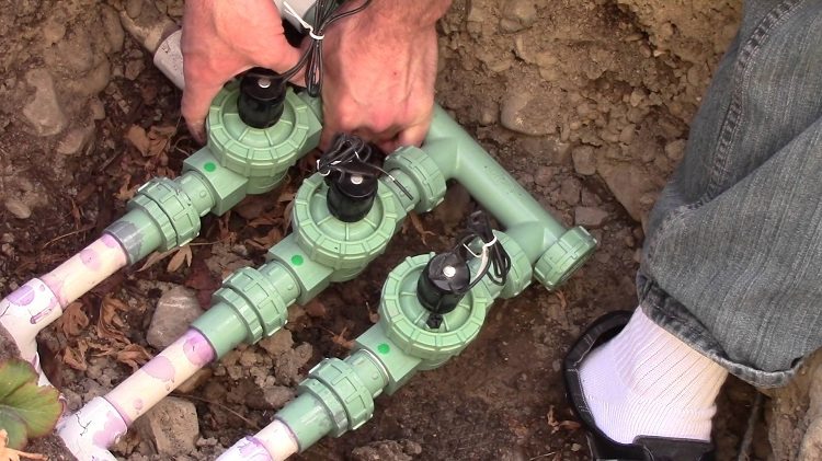 Le système d'alimentation en eau, qui sera utilisé toute l'année, doit être posé sous terre, dans des tranchées spécialement creusées Plomberie en polypropylène bricolage
