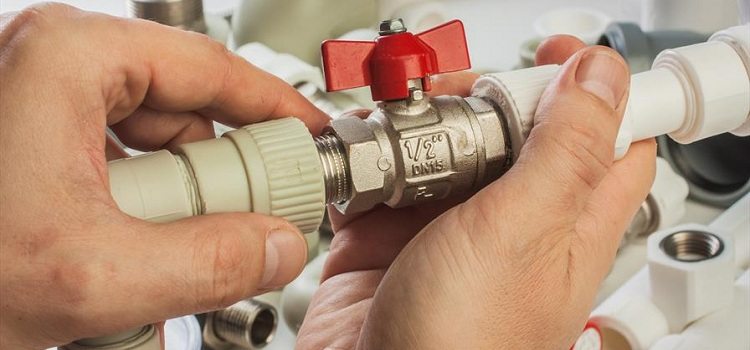 Vous pouvez collecter l'eau des tuyaux en polypropylène dans un appartement en ville et à la campagne Plomberie en polypropylène bricolage