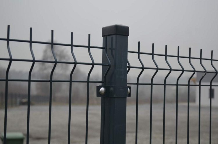 Les tuyaux qui font partie d'une structure de rue doivent être bouchés pour empêcher l'eau de s'y accumuler. Bouchon en plastique pour tube profilé