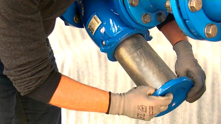 Une partie importante du filtre est la grille sur laquelle les particules étrangères s'accumulent dans l'eau. Bride de filtre à mailles
