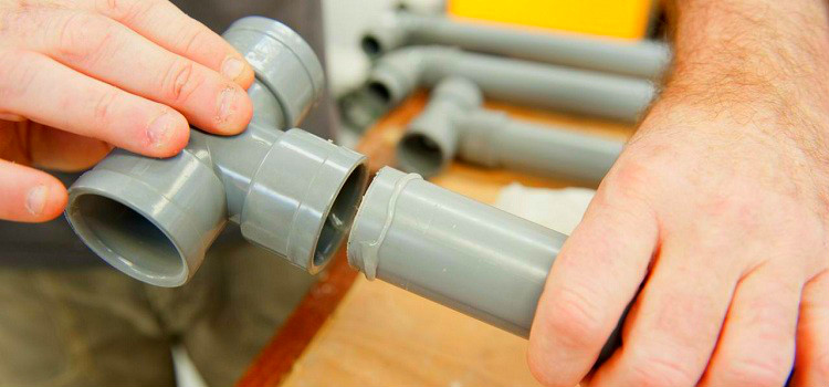 Pour connecter des tuyaux en polymère, des raccords des mêmes matériaux - PVC, polypropylène ou polyéthylène sont le plus souvent utilisés Raccords pour tuyaux en plastique
