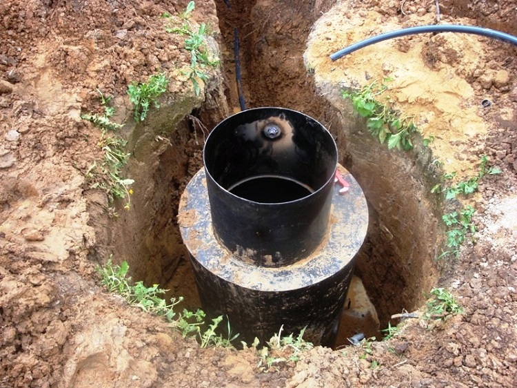 Si le boîtier est en métal, il s'effondrera sous l'influence de facteurs naturels et il faudra penser à le remplacer en peu de temps Comment retirer un tuyau du puits de vos propres mains