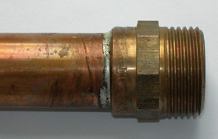 Pour connecter un raccord en laiton à un tuyau en cuivre, le brasage est souvent utilisé à l'aide d'une soudure spéciale Raccords en laiton