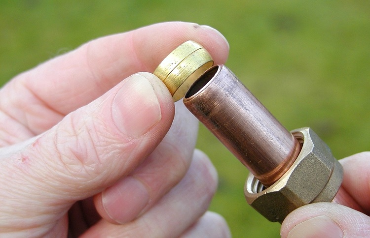 Le joint de compression est facile à démonter si nécessaire Accouplement pour tuyaux métalliques