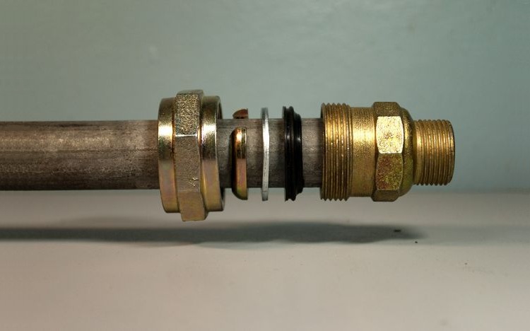 Le raccord doit être placé uniformément sur le tuyau, sans distorsions, sinon la connexion ne sera pas étanche Accouplement pour tuyaux métalliques