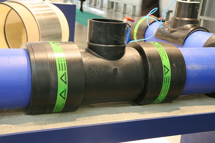 Des raccords électriques sont utilisés pour connecter les tuyaux en polyéthylène Accouplement pour tuyaux