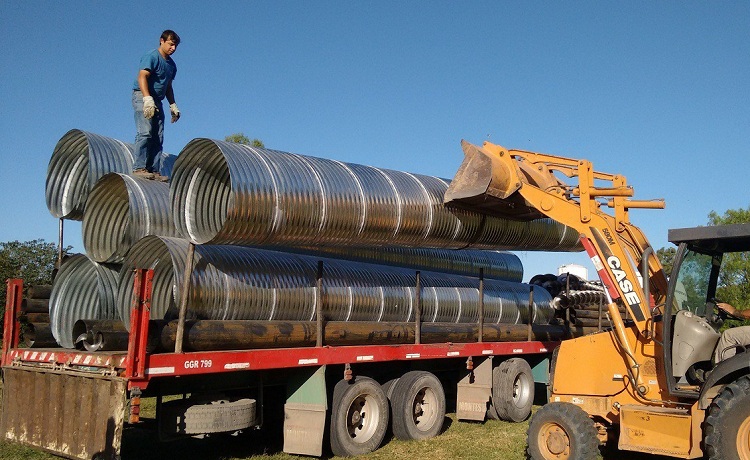 Le travail avec des tuyaux de gros diamètres nécessite l'utilisation d'équipements pour leur transport, leur chargement et leur déplacement Tubes en acier de grand diamètre