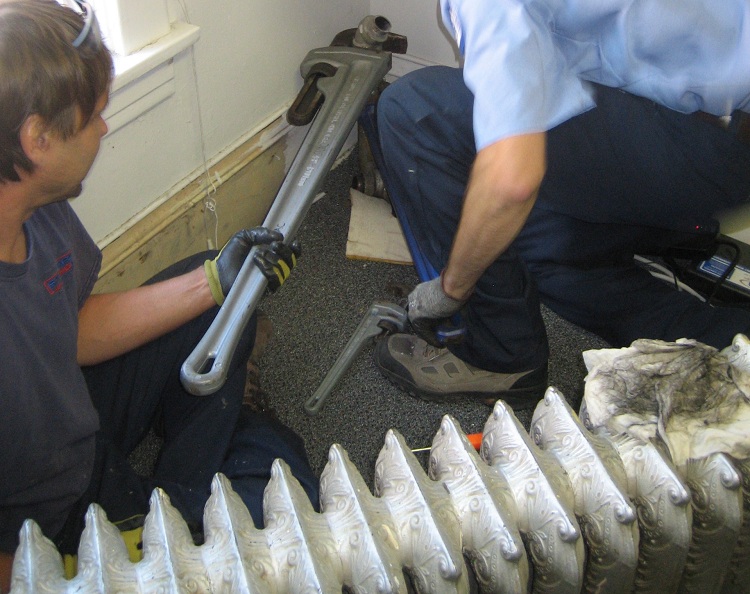 Le démontage de l'ancien système de chauffage n'est possible qu'après coupure de l'alimentation en liquide de refroidissement Remplacement des tuyaux de chauffage