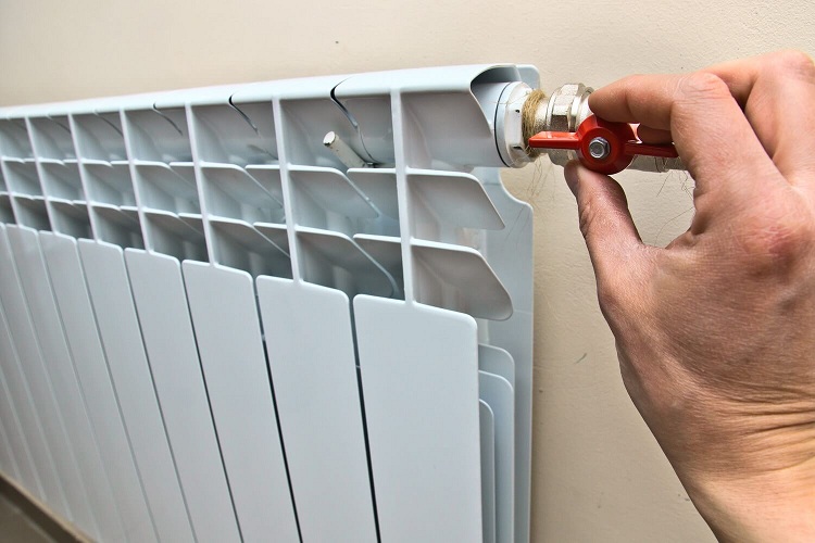 Chaque batterie est équipée de robinets pour couper l'alimentation en liquide de refroidissement. Remplacement des tuyaux de chauffage