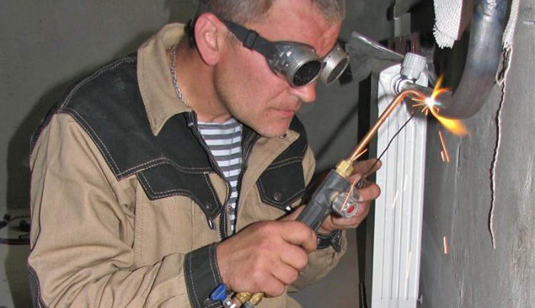Les tuyaux métalliques sont un matériau courant pour l'installation de chauffage, mais un soudeur est nécessaire pour les assembler Remplacement des tuyaux de chauffage