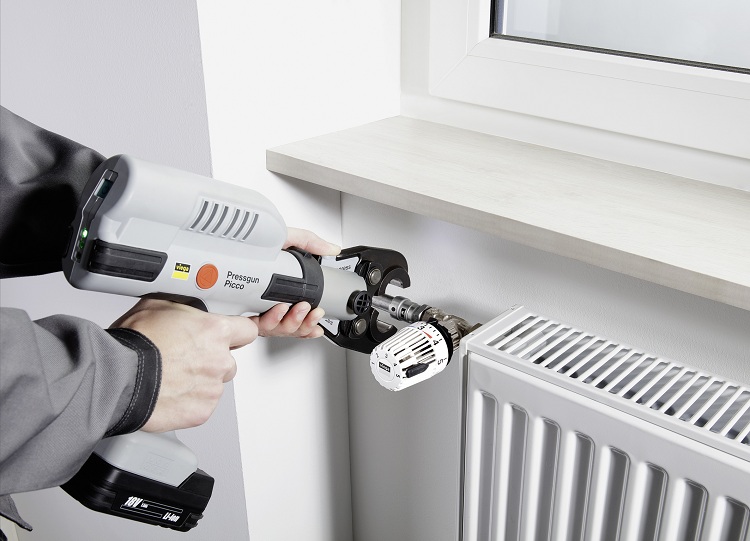 Lors de l'installation de tuyaux métal-plastique, de raccords spéciaux et de pinces à sertir, cette méthode permet une connexion fiable Remplacement des tuyaux de chauffage