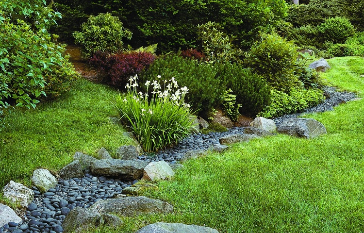 Le système de drainage de surface peut devenir une décoration du paysage, car de petites pierres sont utilisées pour couvrir les tuyaux Système de drainage