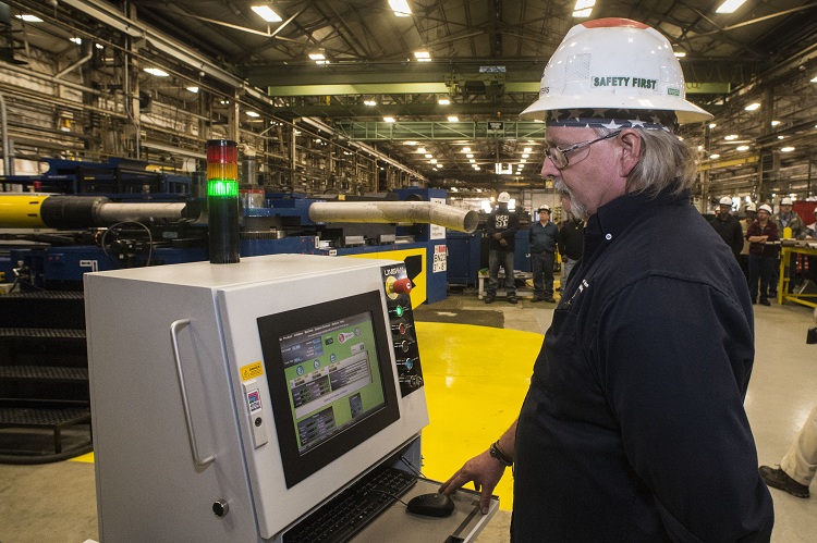 Les machines automatisées peuvent être contrôlées par ordinateur Cintreuse de tuyaux électrique