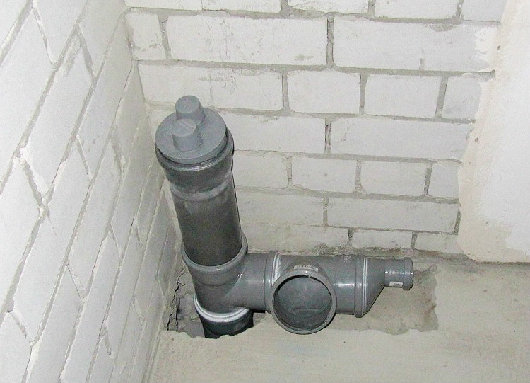 La colonne montante du ventilateur est montée lors de l'installation du système d'égouts, elle doit être incluse dans la conception du système lors de la construction du bâtiment Tuyau de ventilateur