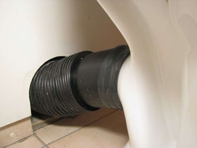 Si la sortie vers l'égout et la sortie des toilettes ne correspondent pas en hauteur, utilisez un tuyau ondulé flexible Ondulation pour les toilettes