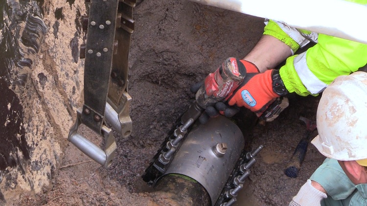 La pince n'est posée que sur une section droite du pipeline Collier de réparation pour tuyaux