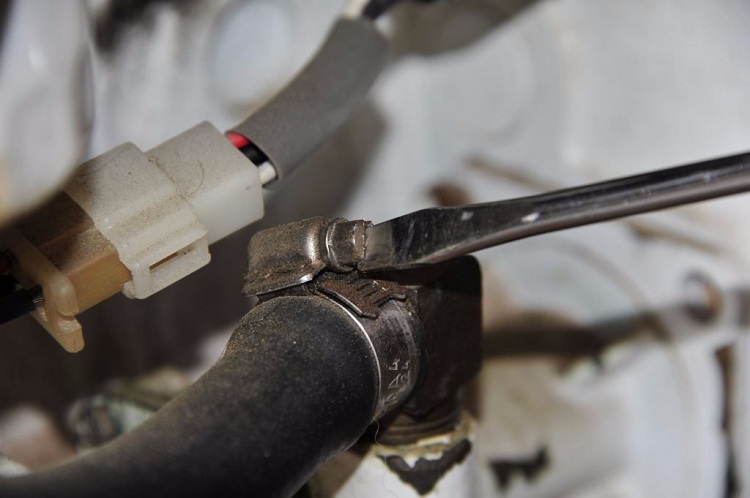 Malgré le fait que la pince soit fixée très étroitement, elle n'interfère pas avec le mouvement du fluide à travers le tuyau ou le tuyau Pince de puissance à boulon unique