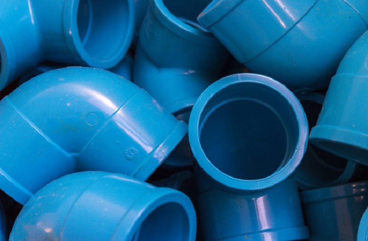 Pour connecter des tuyaux en plastique, il existe des coudes à partir des mêmes polymères Drain d'égout