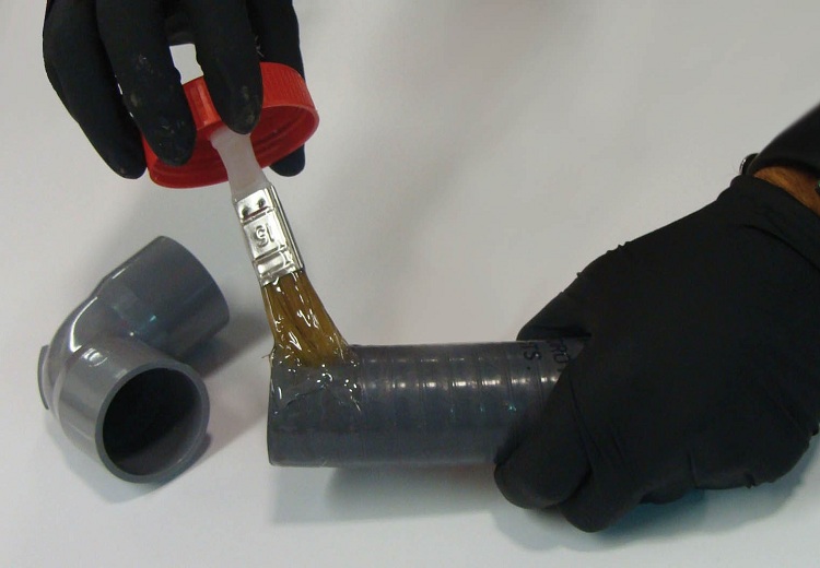 Certains types de tuyaux nécessitent un joint d'étanchéité supplémentaire, pour lequel une colle spéciale peut être appliquée Drain d'égout