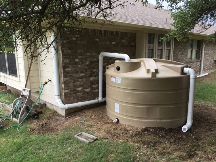 Le monde moderne utilise les eaux pluviales pour accumuler l'humidité naturelle pour l'utiliser pour les besoins des ménages Tempête dans une maison privée