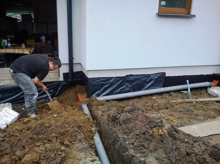 Pour l'installation d'un système souterrain, des tranchées sont nécessaires, dont la profondeur dépendra de divers facteurs Tempête dans une maison privée