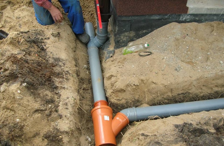 La pose des tuyaux doit être effectuée sur une pente afin que l'eau s'écoule librement Tempête dans une maison privée