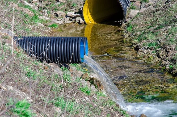 L'eau des eaux pluviales peut être évacuée dans le plan d'eau le plus proche ou dans un canal commun spécialement conçu à cet effet. Tempête dans une maison privée