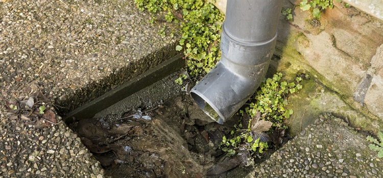 Les eaux pluviales sont un système souterrain ou terrestre pour drainer la pluie et faire fondre l'eau d'un site Tempête dans une maison privée