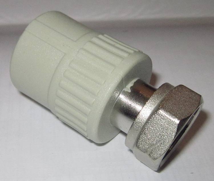 Un raccord avec un écrou-raccord est un raccord pliable qui peut être utilisé dans un système de plomberie ou de chauffage Accouplement en polypropylène