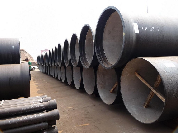 Les tuyaux sous pression en fonte sont utilisés dans des conditions de charges accrues, par exemple pour la pose de pipelines sous les routes Conduites sous pression