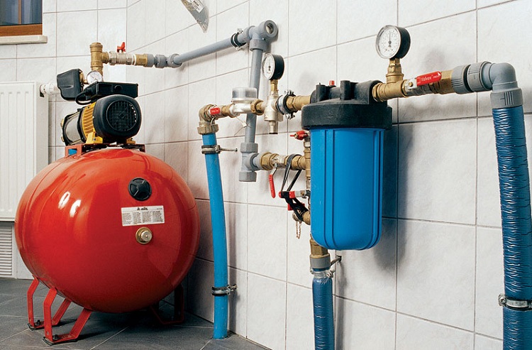 Pour un système d'alimentation en eau domestique fonctionnant à partir d'un puits, le choix des tuyaux dépend de la capacité de la pompe Calcul de la pression de l'eau dans le pipeline