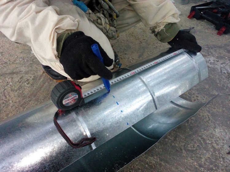 La cheminée extérieure peut être en acier galvanisé. Tube sandwich pour un bain