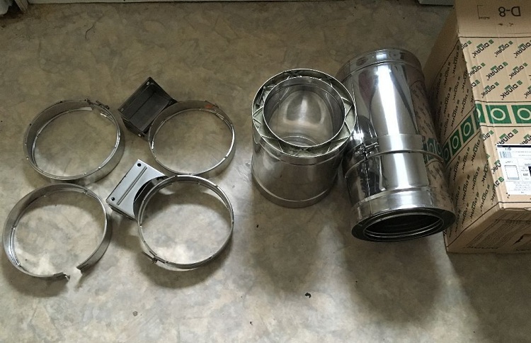 Pour fixer les segments du tuyau entre eux, des colliers métalliques sont utilisés. Tube sandwich pour un bain