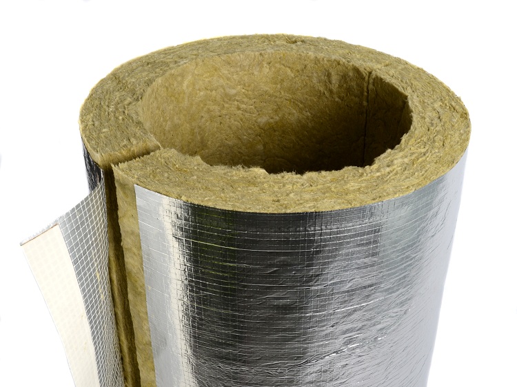 Les cheminées en acier sont le plus souvent isolées avec des matériaux fibreux, par exemple une coque en laine minérale Isolation thermique pour tuyaux de cheminée