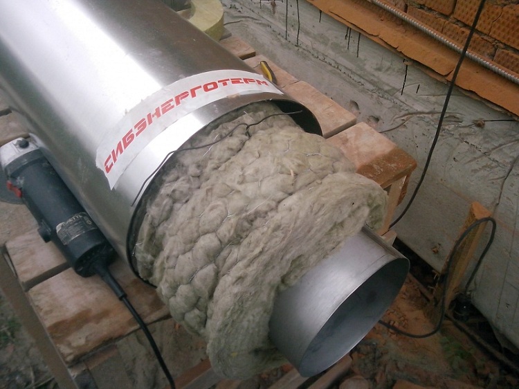 À partir de deux tuyaux en acier de diamètres différents et d'une isolation flexible, vous pouvez assembler une cheminée sandwich Isolation thermique pour tuyaux de cheminée