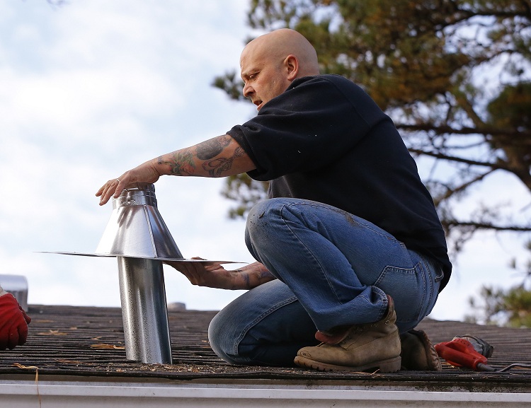 La sortie du conduit de ventilation doit être située verticalement, pour cela le tuyau est souvent conduit à travers le toit Tuyaux de ventilation
