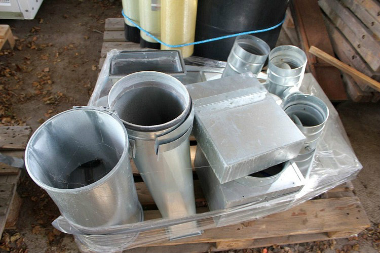 Dans les systèmes de ventilation, il est préférable d'utiliser des tuyaux à section circulaire Tuyau de ventilation de toit
