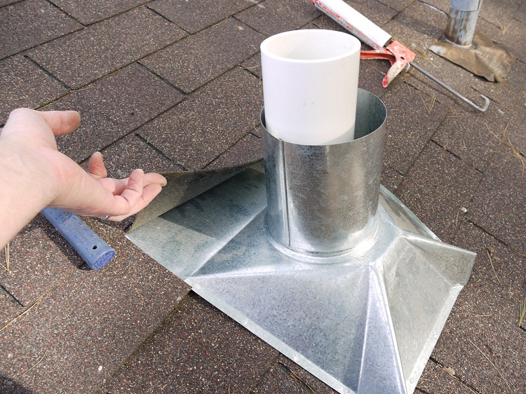 Une attention particulière doit être accordée à l'étanchéité des tuyaux aux points de sortie à travers le toit. Tuyau de ventilation de toit