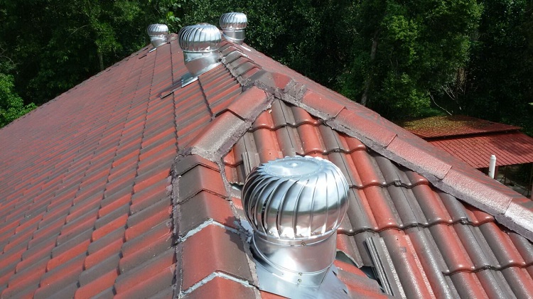 Les tuyaux doivent être installés aussi près que possible de l'arête du toit. Tuyau de ventilation de toit